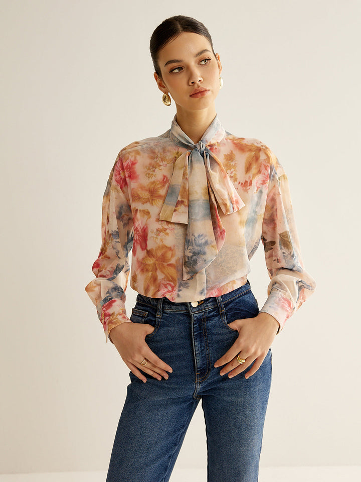 Cienka koszula z wiązanym kołnierzykiem w stylu romantycznym